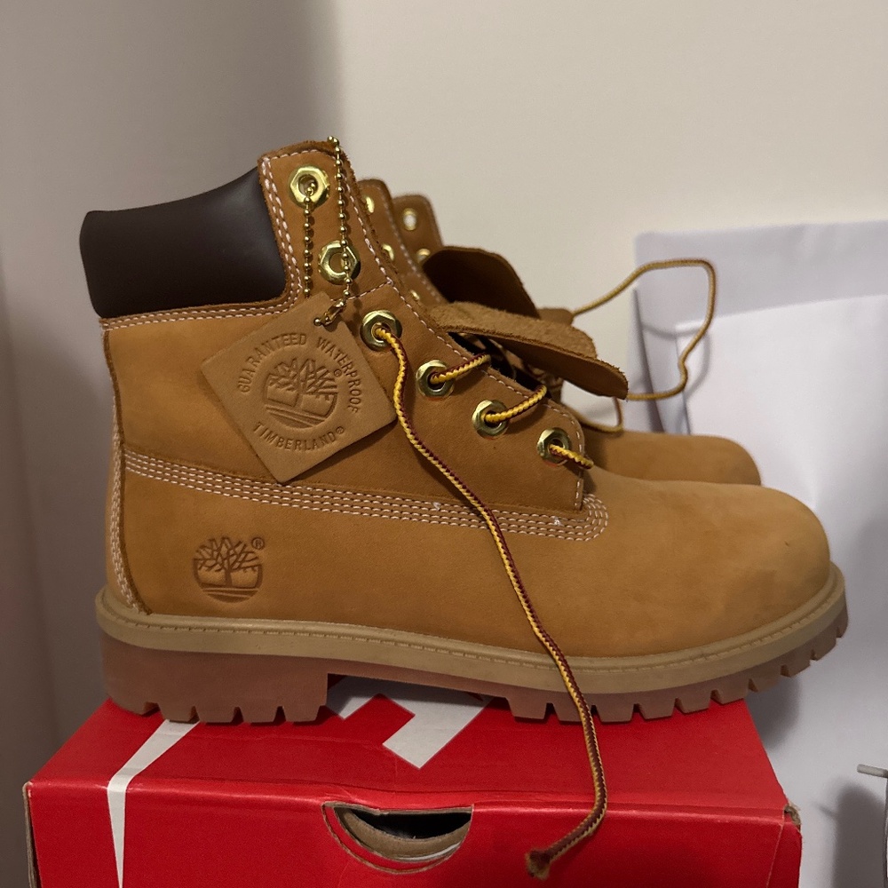 TIMBERLAND BOOTS (GS SIZE 5.5y)